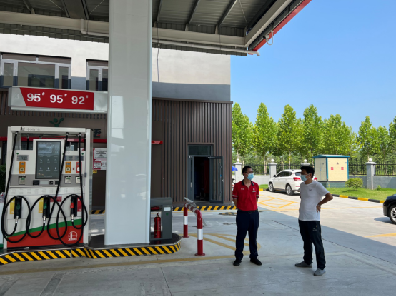 7.14市產(chǎn)業(yè)集團(tuán)黨委書記、董事長(zhǎng)劉培建深入子公司檢查疫情防控工作614.png